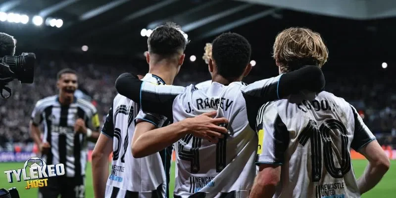 Newcastle gia hạn hợp đồng với chân sút bị cấm thi đấu